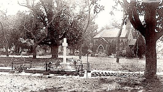 Grave_of_Robert_Humphreys_and_Church_Kopie