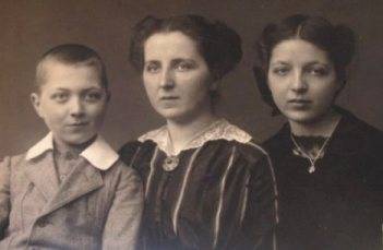 KnappFriedaPortrMitKindern1916klein.jpg