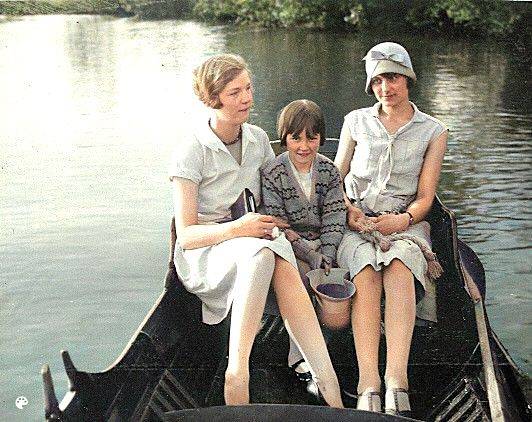 girls boat river Wey Guildford_1927 Kopie-Colorized Kopie